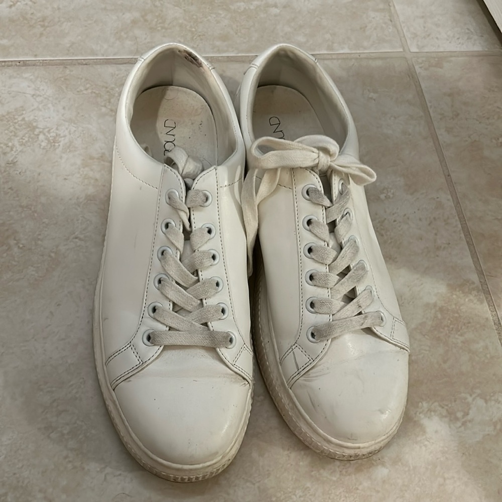 White platform sneaker